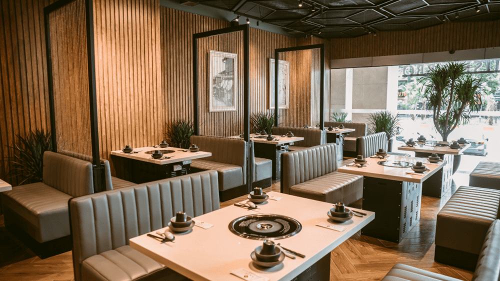 Không gian sang trọng cùng tone màu nâu gỗ chủ đạo (Nguồn: Saju Sushi & BBQ)